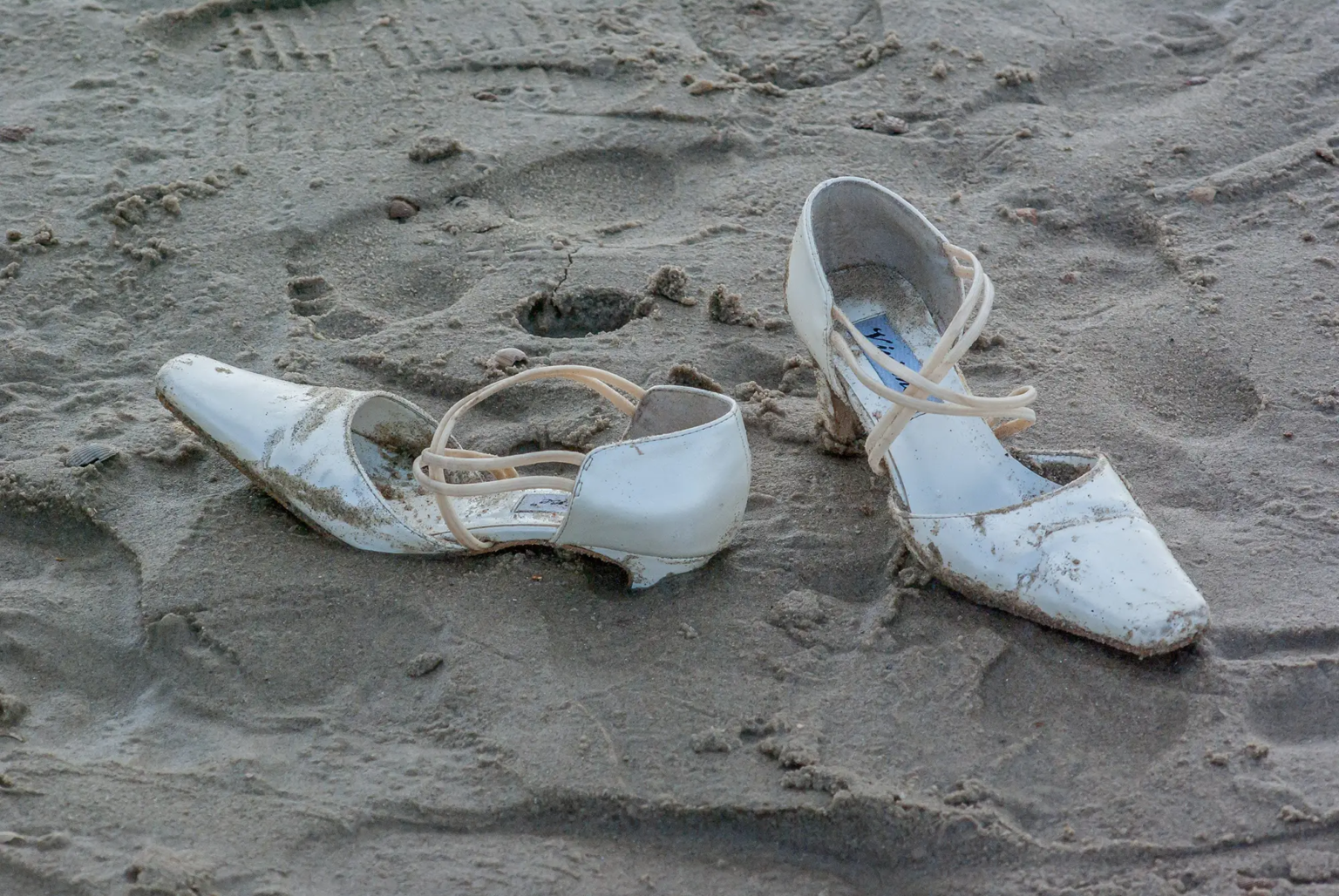 Strandschoenen getuige van een slachting, Alphons de Visscher